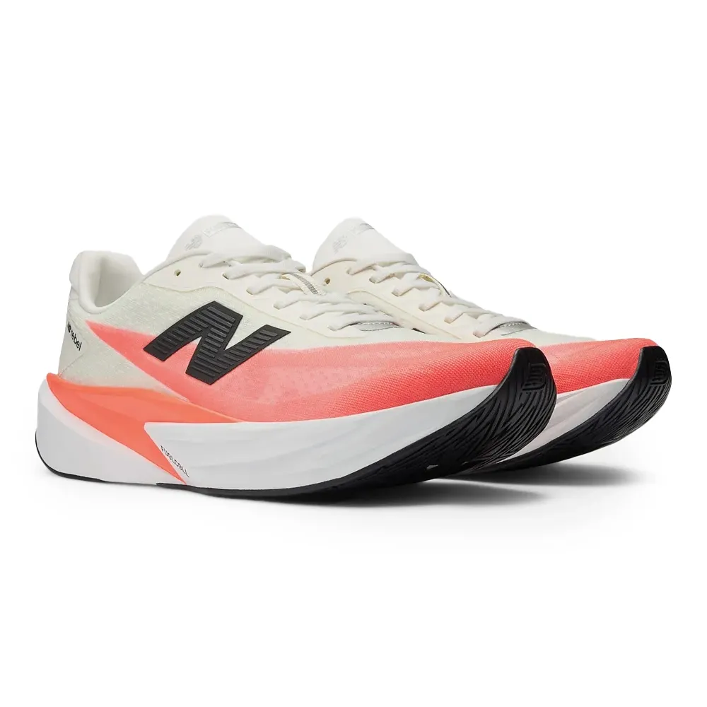 Tênis New Balance Fuelcell Rebel V5 branco com coral, vista frontal lateral mostrando design e fechamento em cadarço